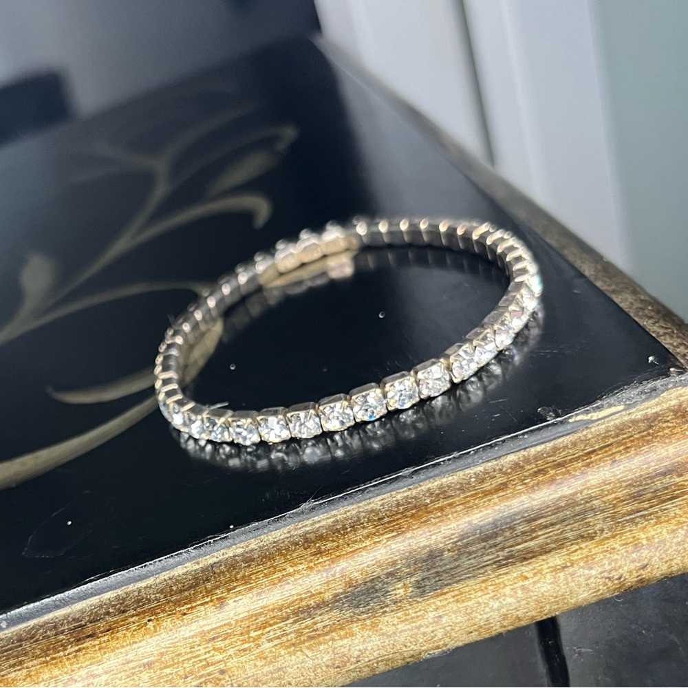 Beautiful one strand diamond bracelet